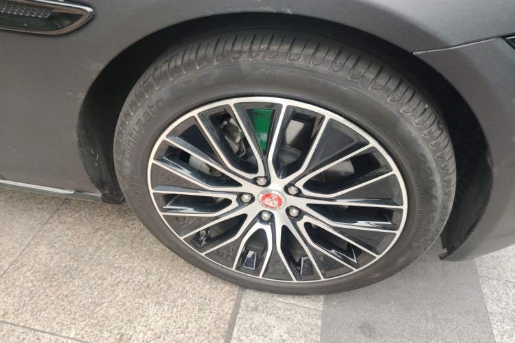 Used Jaguar XEL 2020 2.0T 200 PS S Advanced Elegance Edition Right Front Wheel Hub
