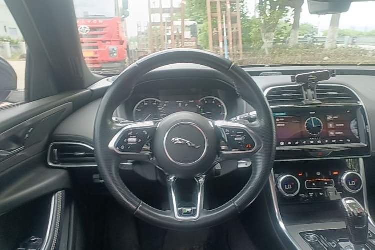Used Jaguar XEL 2020 2.0T 200 PS R-DYNAMIC S Advanced Sport Edition Steering Wheel