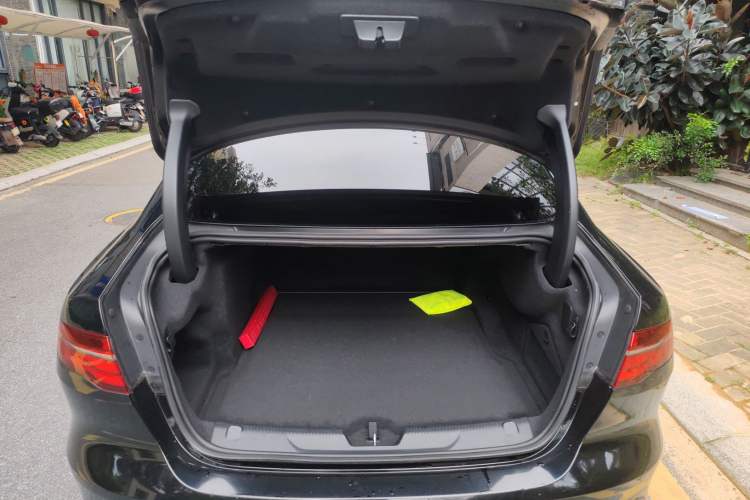 Used Jaguar XEL 2020 2.0T 200 PS S Advanced Elegance Edition Trunk