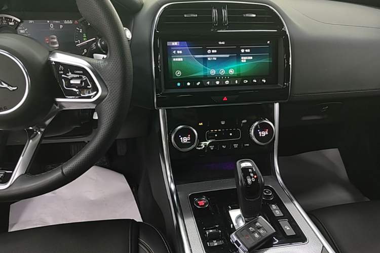 Used Jaguar XEL 2020 2.0T 200 PS R-DYNAMIC S Advanced Sport Edition Audio And AC Panel
