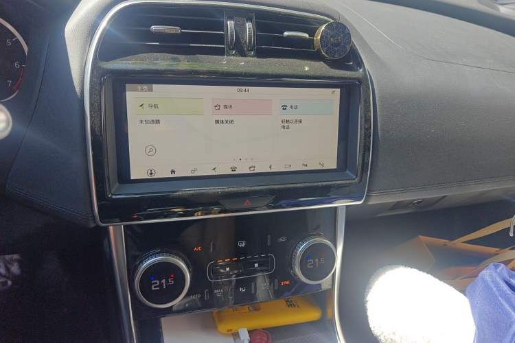 Used Jaguar XEL 2020 2.0T 200 PS R-DYNAMIC S Advanced Sport Edition Audio And AC Panel