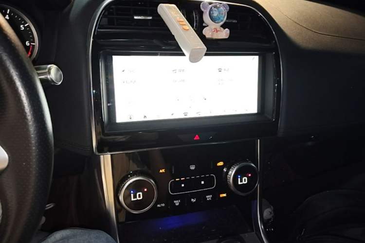 Used Jaguar XEL 2020 2.0T 200 PS R-DYNAMIC S Advanced Sport Edition Audio And AC Panel