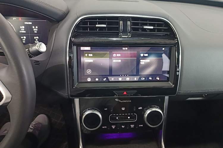 Used Jaguar XEL 2020 2.0T 200 PS S Advanced Elegance Edition Audio And AC Panel