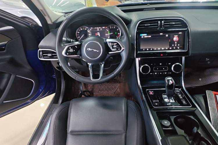 Used Jaguar XEL 2020 2.0T 200 PS S Advanced Elegance Edition Audio And AC Panel
