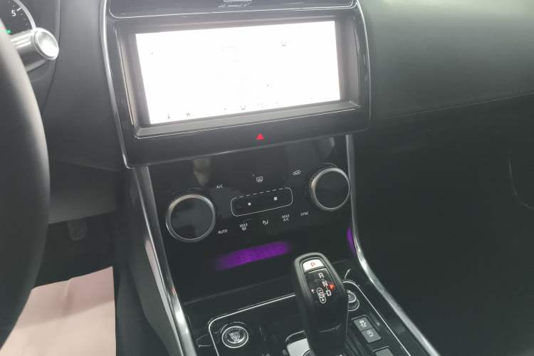 Used Jaguar XEL 2020 2.0T 200 PS S Advanced Elegance Edition Audio And AC Panel