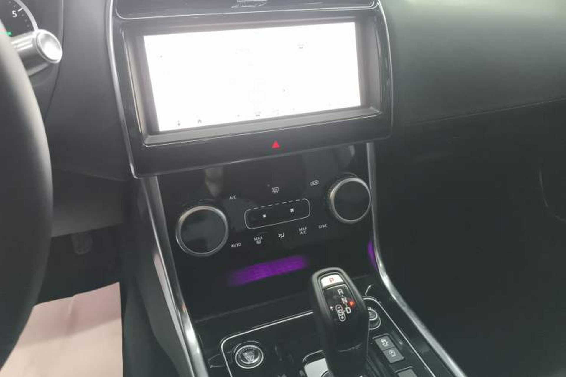 Used Jaguar XEL 2020 2.0T 200 PS S Advanced Elegance Edition Audio And AC Panel