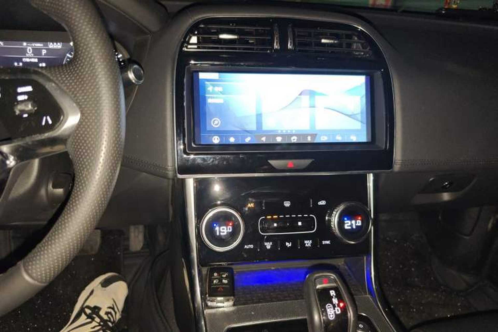 Used Jaguar XEL 2020 2.0T 200 PS R-DYNAMIC S Advanced Sport Edition Audio And AC Panel