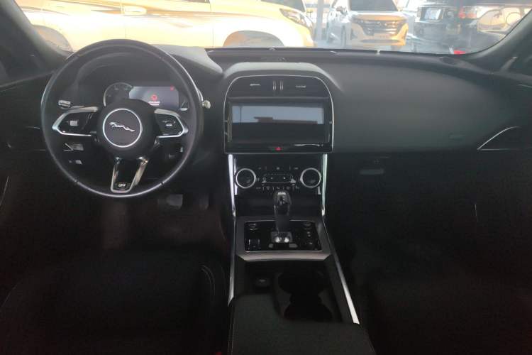 Used Jaguar XEL 2020 2.0T 200 PS R-DYNAMIC S Advanced Sport Edition Center Console