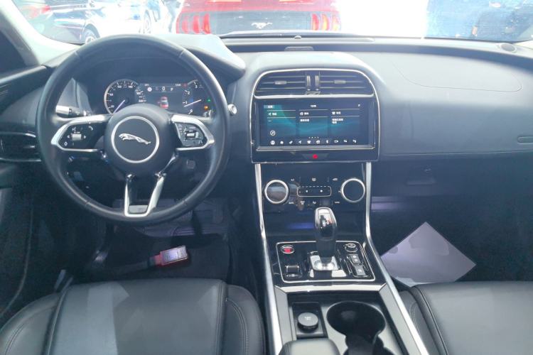 Used Jaguar XEL 2020 2.0T 200 PS S Advanced Elegance Edition Center Console