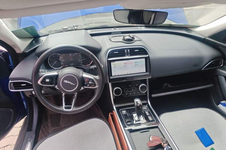 Used Jaguar XEL 2020 2.0T 200 PS S Advanced Elegance Edition Center Console