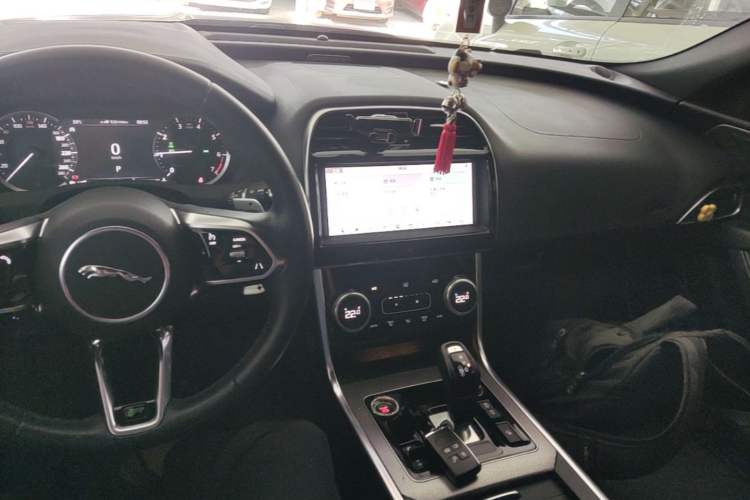 Used Jaguar XEL 2020 2.0T 200 PS R-DYNAMIC S Advanced Sport Edition Center Console