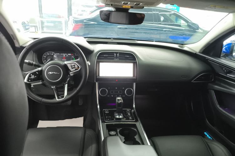 Used Jaguar XEL 2020 2.0T 200 PS S Advanced Elegance Edition Center Console