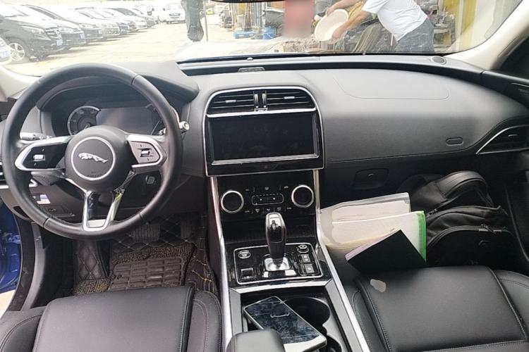 Used Jaguar XEL 2020 2.0T 200 PS S Advanced Elegance Edition Center Console