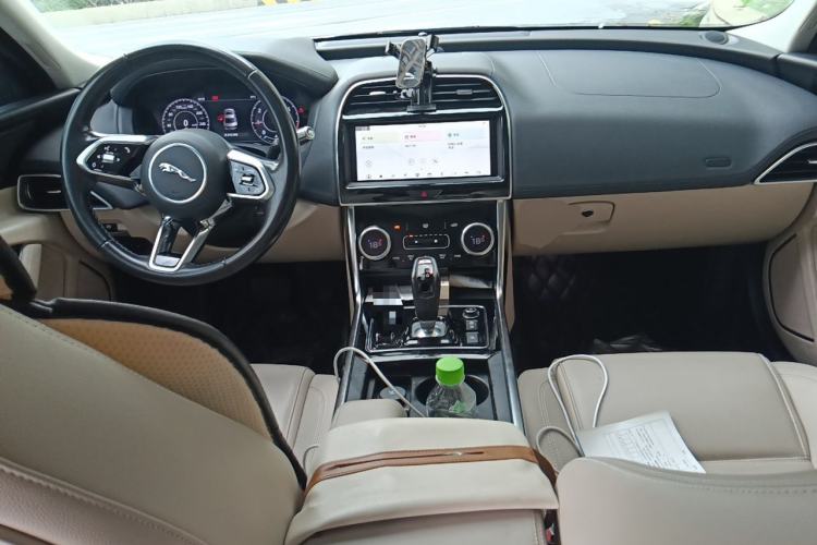 Used Jaguar XEL 2020 2.0T 250 PS SE Tech-Elegant Edition Center Console