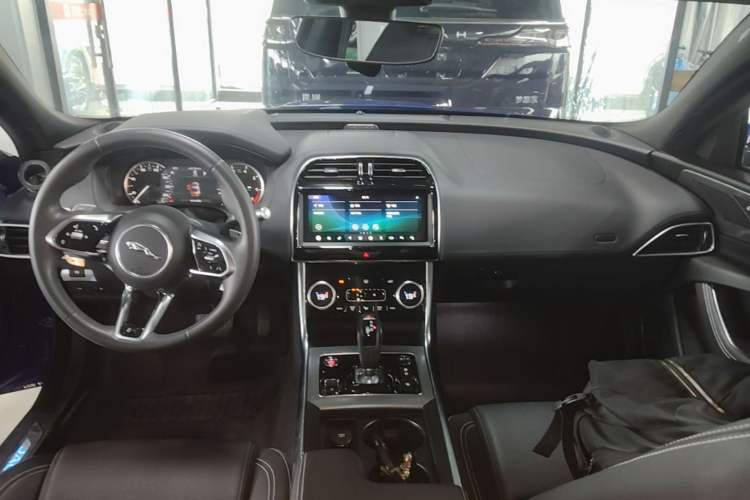 Used Jaguar XEL 2020 2.0T 200 PS R-DYNAMIC S Advanced Sport Edition Center Console