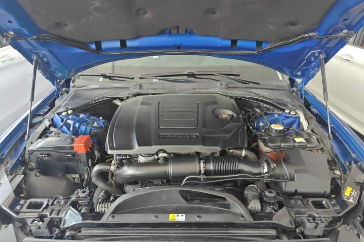 Used Jaguar XEL 2020 2.0T 200PS R-DYNAMIC Youth Sports Edition Engine Bay
