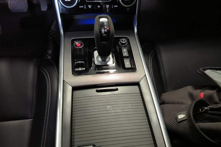 Used Jaguar XEL 2020 2.0T 200 PS R-DYNAMIC S Advanced Sport Edition Gear Lever