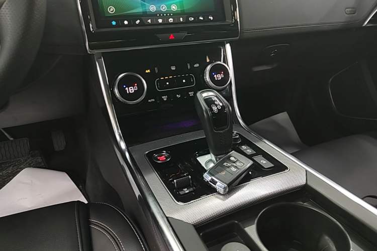 Used Jaguar XEL 2020 2.0T 200 PS R-DYNAMIC S Advanced Sport Edition Gear Lever