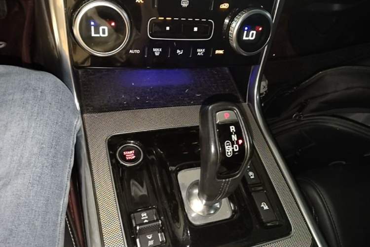 Used Jaguar XEL 2020 2.0T 200 PS R-DYNAMIC S Advanced Sport Edition Gear Lever