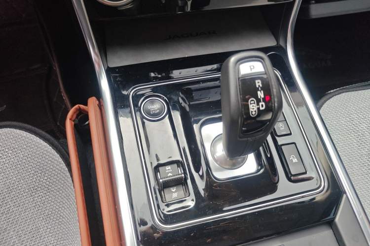 Used Jaguar XEL 2020 2.0T 200 PS S Advanced Elegance Edition Gear Lever