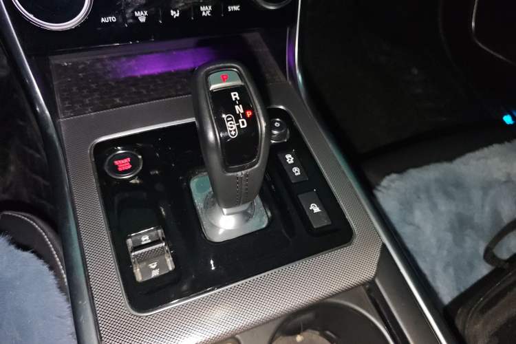 Used Jaguar XEL 2020 2.0T 200 PS R-DYNAMIC S Advanced Sport Edition Gear Lever