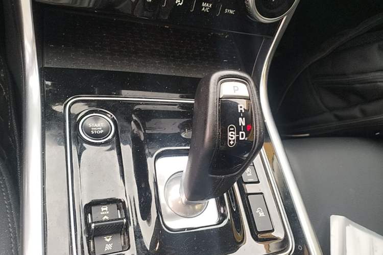 Used Jaguar XEL 2020 2.0T 200 PS S Advanced Elegance Edition Gear Lever