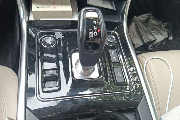 Used Jaguar XEL 2020 2.0T 250 PS SE Tech-Elegant Edition Gear Lever