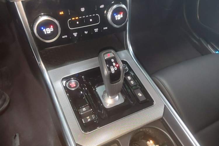 Used Jaguar XEL 2020 2.0T 200 PS R-DYNAMIC S Advanced Sport Edition Gear Lever