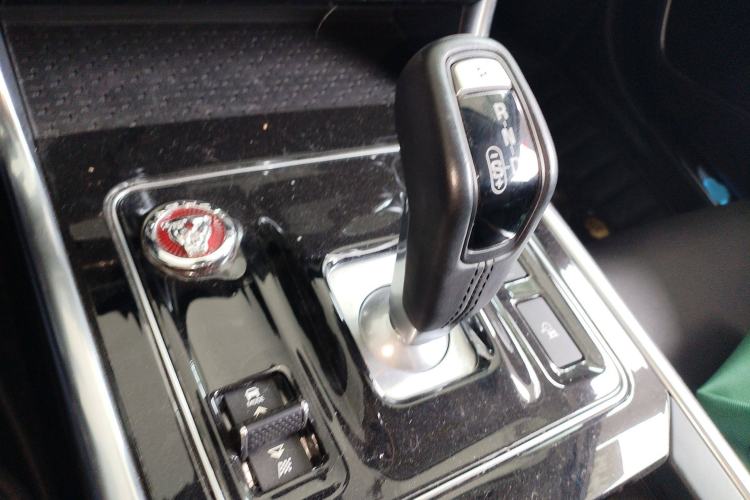 Used Jaguar XEL 2020 2.0T 250 PS SE Tech-Elegant Edition Gear Lever