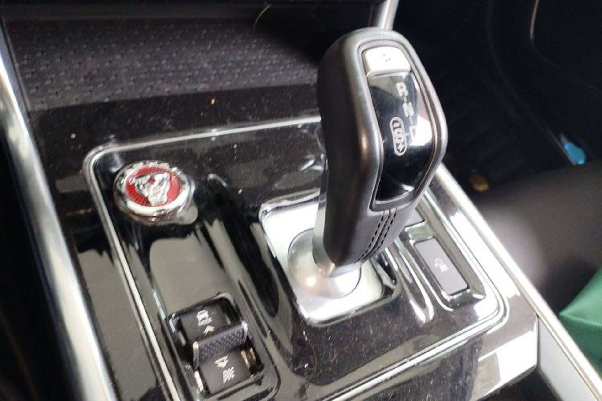 Used Jaguar XEL 2020 2.0T 250 PS SE Tech-Elegant Edition Gear Lever