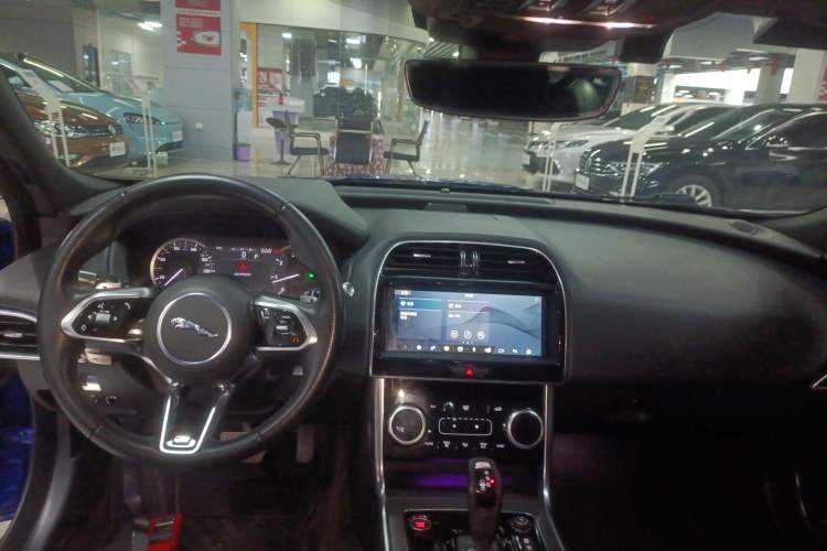 Used Jaguar XEL 2020 2.0T 200PS R-DYNAMIC Youth Sports Edition Interior 2