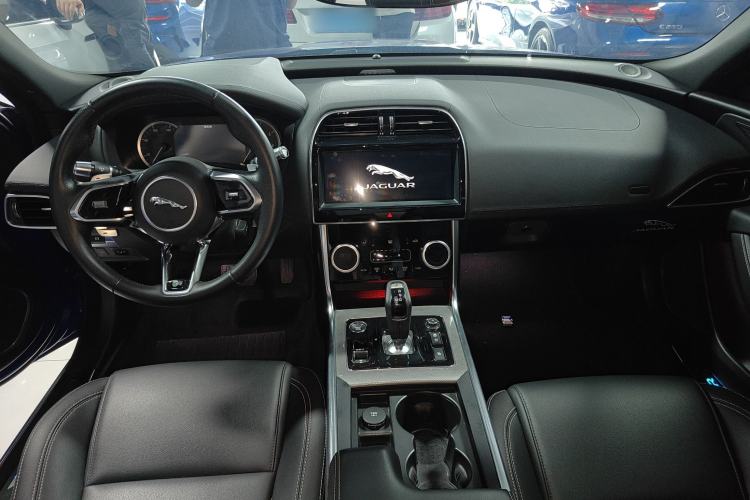 Used Jaguar XEL 2020 2.0T 200 PS R-DYNAMIC S Advanced Sport Edition Interior 4