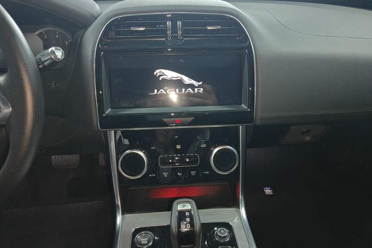 Used Jaguar XEL 2020 2.0T 200 PS R-DYNAMIC S Advanced Sport Edition Interior 5