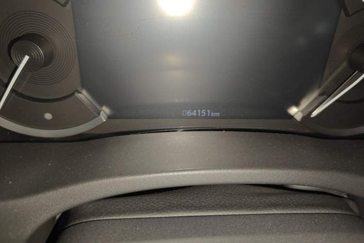 Used Jaguar XEL 2020 2.0T 200 PS R-DYNAMIC S Advanced Sport Edition Odometer Close Up