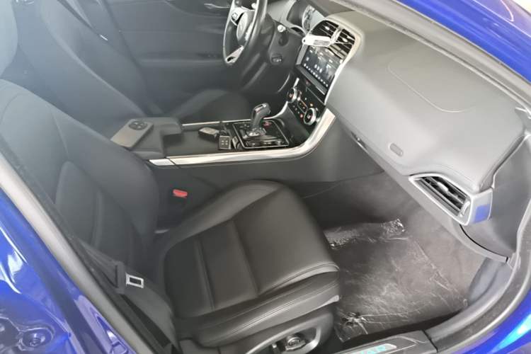 Used Jaguar XEL 2020 2.0T 200 PS S Advanced Elegance Edition Right Front Seat