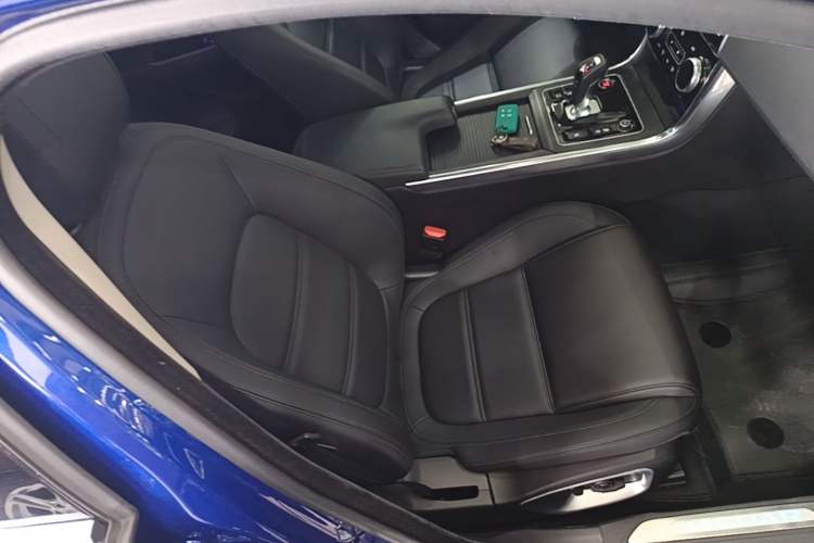 Used Jaguar XEL 2020 2.0T 200 PS S Advanced Elegance Edition Right Front Seat