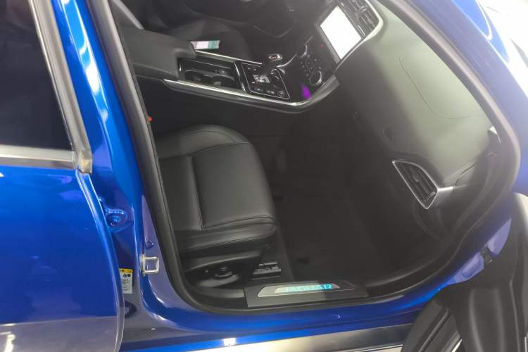 Used Jaguar XEL 2020 2.0T 200 PS S Advanced Elegance Edition Right Front Seat