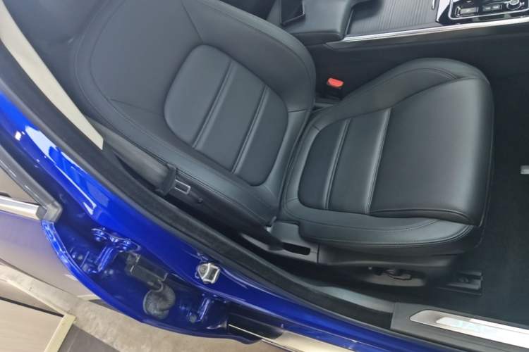 Used Jaguar XEL 2020 2.0T 200 PS S Advanced Elegance Edition Right Front Seat