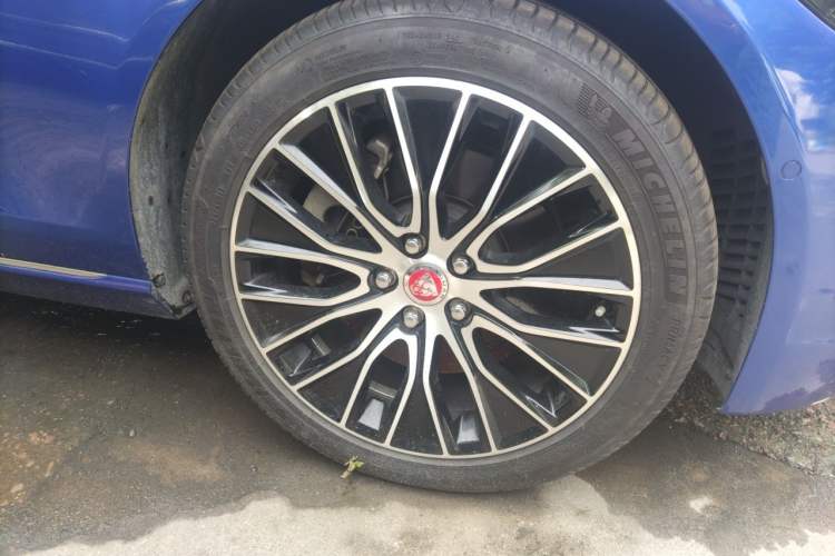Used Jaguar XEL 2020 2.0T 200 PS S Advanced Elegance Edition Right Front Wheel Hub