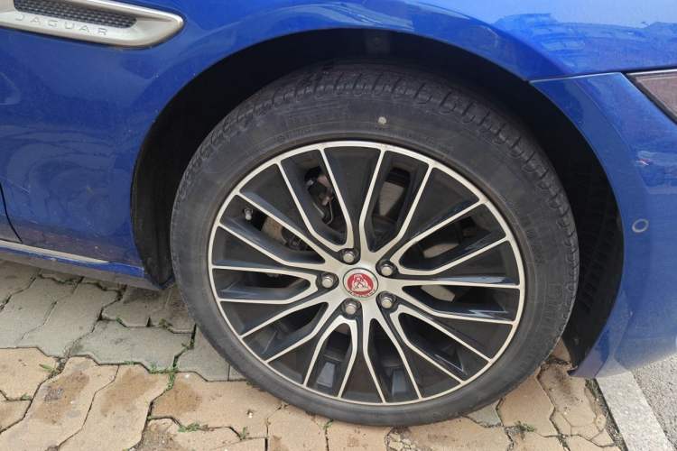Used Jaguar XEL 2020 2.0T 200 PS S Advanced Elegance Edition Right Front Wheel Hub