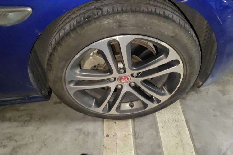 Used Jaguar XEL 2020 2.0T 200 PS R-DYNAMIC S Advanced Sport Edition Right Front Wheel Hub
