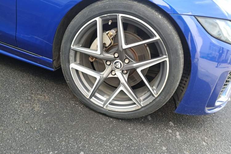 Used Jaguar XEL 2020 2.0T 200 PS R-DYNAMIC S Advanced Sport Edition Right Front Wheel Hub