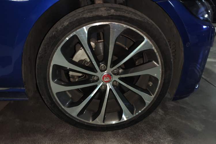 Used Jaguar XEL 2020 2.0T 200 PS R-DYNAMIC S Advanced Sport Edition Right Front Wheel Hub
