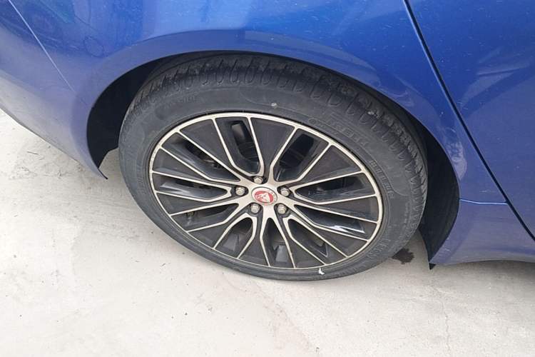Used Jaguar XEL 2020 2.0T 200 PS S Advanced Elegance Edition Right Rear Wheel Hub