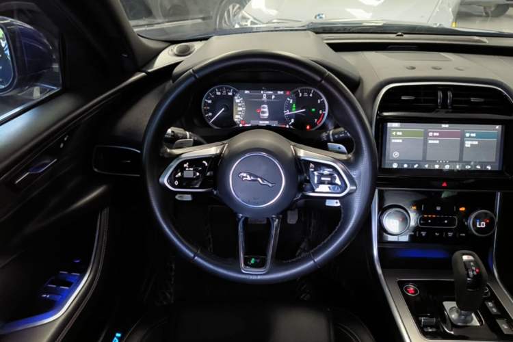 Used Jaguar XEL 2020 2.0T 200 PS R-DYNAMIC S Advanced Sport Edition Steering Wheel