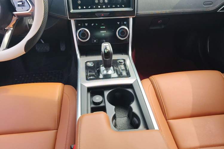 Used Jaguar XEL 2020 2.0T 200 PS R-DYNAMIC S Advanced Sport Edition Gear Lever