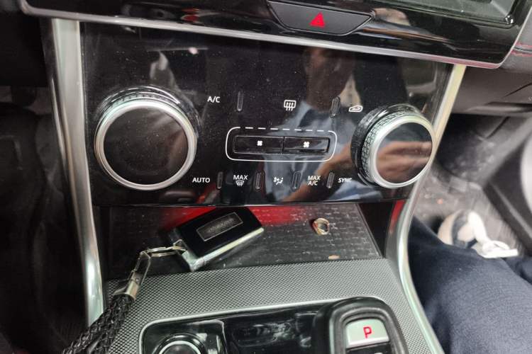 Used Jaguar XEL 2020 2.0T 200 PS R-DYNAMIC S Advanced Sport Edition Audio And AC Panel