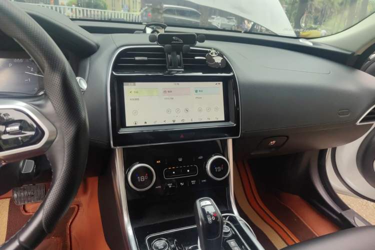 Used Jaguar XEL 2020 2.0T 200 PS S Advanced Elegance Edition Audio And AC Panel