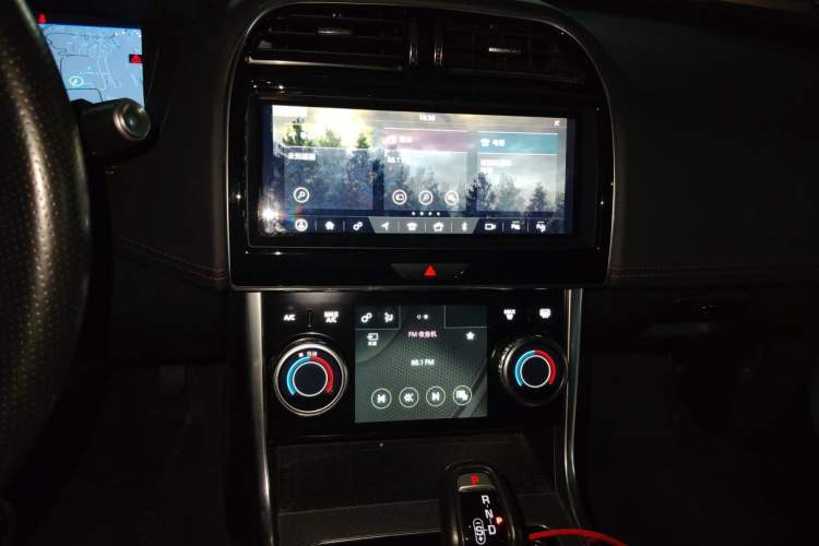 Used Jaguar XEL 2020 2.0T 200 PS R-DYNAMIC S Advanced Sport Edition Audio And AC Panel