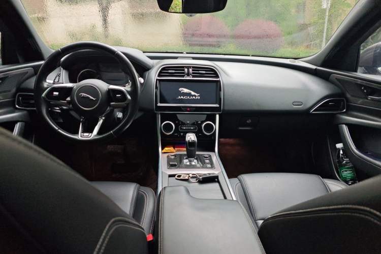 Used Jaguar XEL 2020 2.0T 200PS R-DYNAMIC Youth Sports Edition Center Console